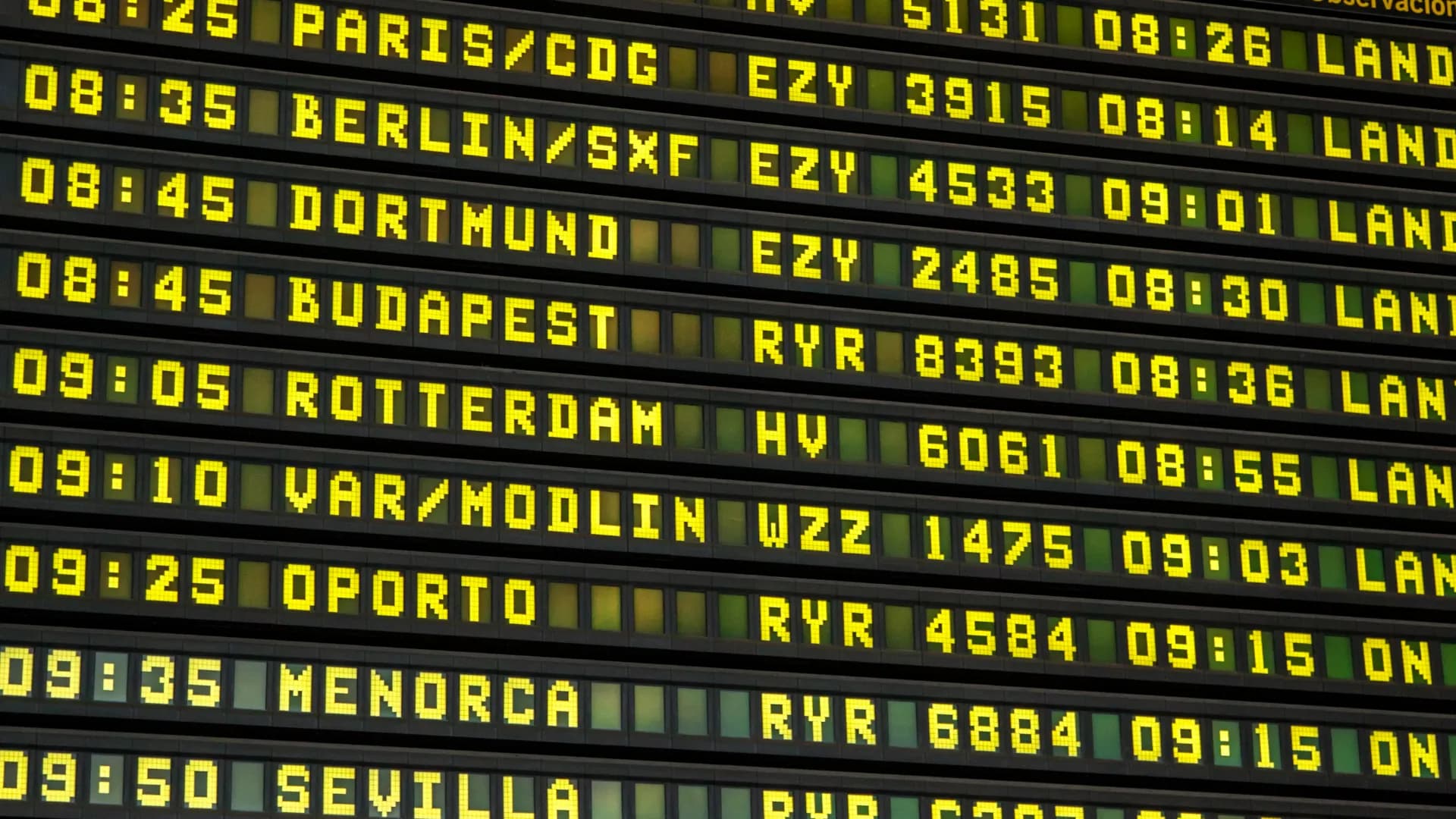 Abflugtafel an einem Flughafen: alle Zeilen in identischer Schriftgröße, die Informationen geordnet in Spalten von der Uhrzeit über Ziel und Flugnummer bis zum Status